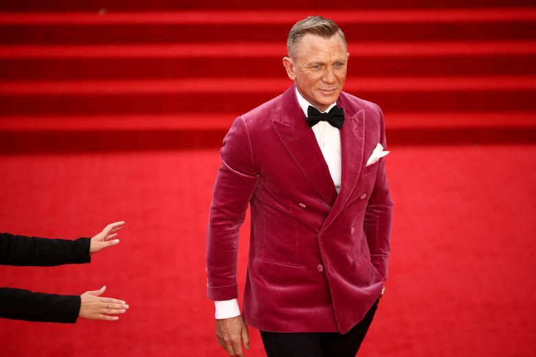 Daniel Craigs pink velvet smoking jacket The verdict